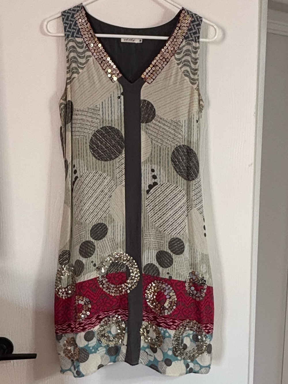 Sleeveless Patterned Embellished Shift Dress in Cream and Pink